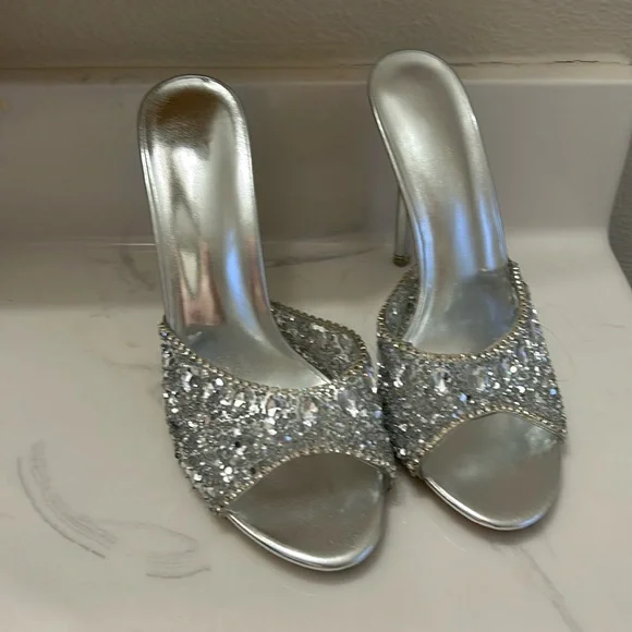 Embellished heels - Picture 2 of 4